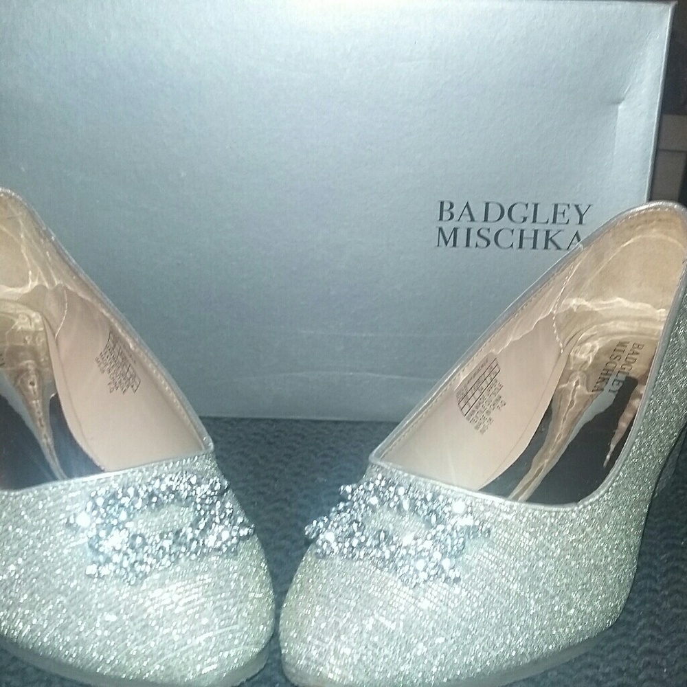 Badgley Mischka "delilah buckle" size 3 gold